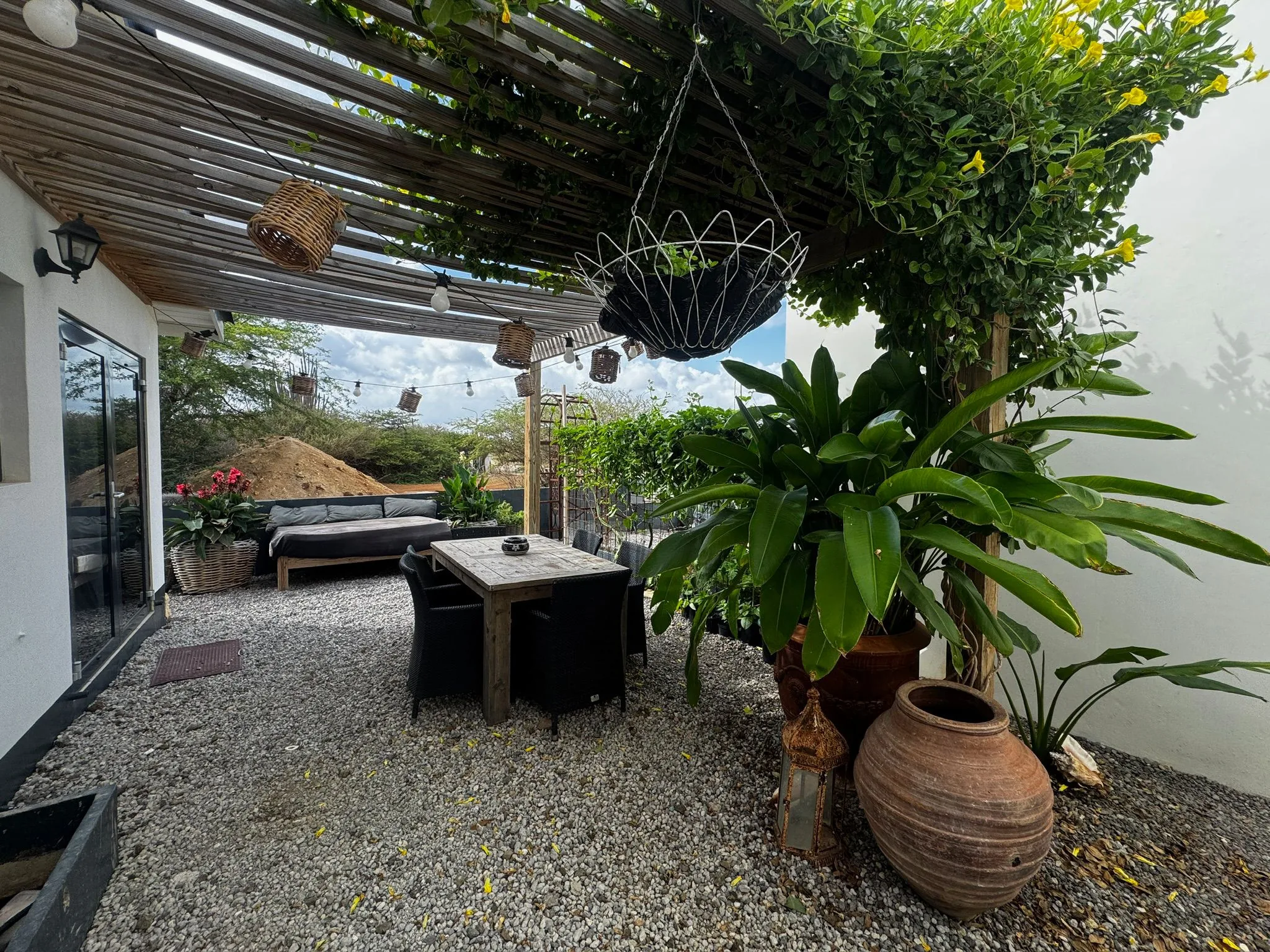 Terras met pergola overdag