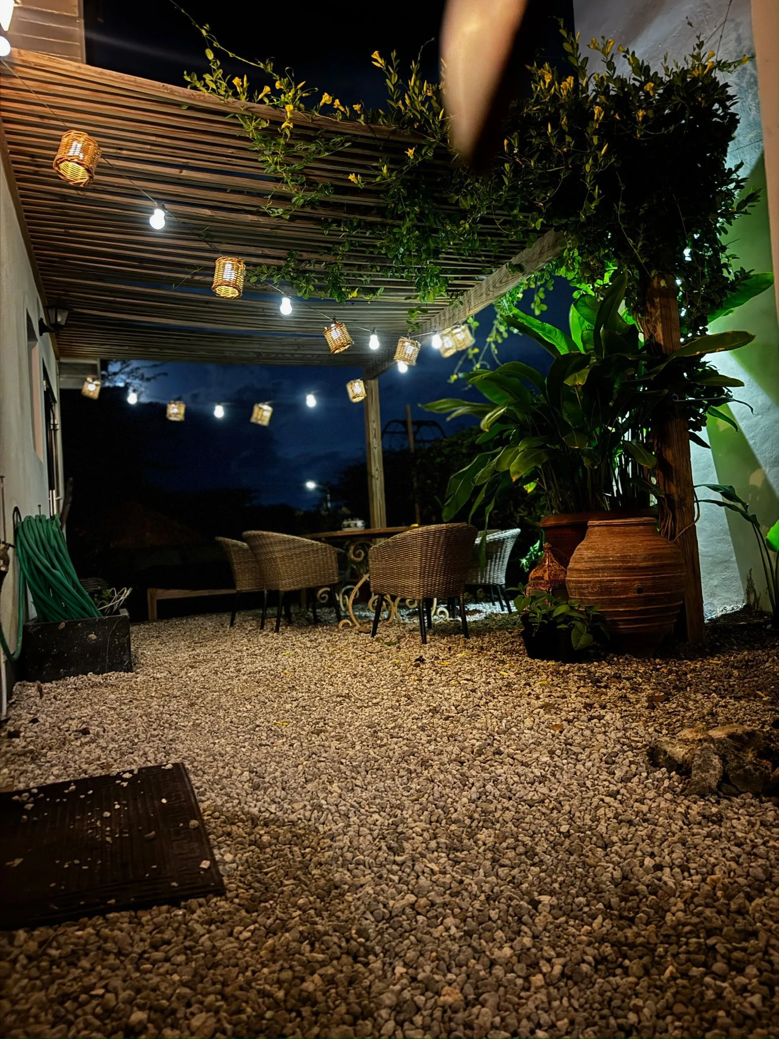 Terras in de avond met lichtjes